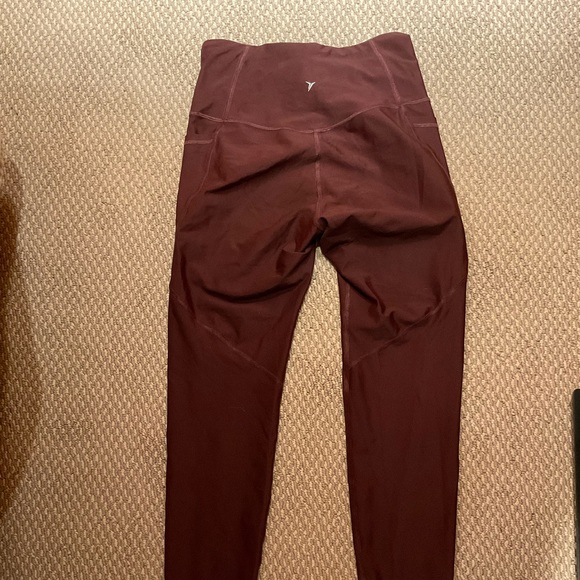 Burgundy Old Navy Active 7/8 Leggings - Picture 2 of 4